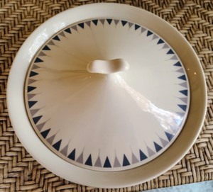 lot 50 image: Impromptu Iroquois Covered Bowl