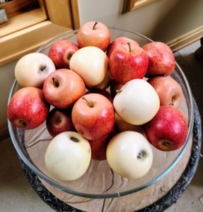 lot 58 image: Awesome Apples