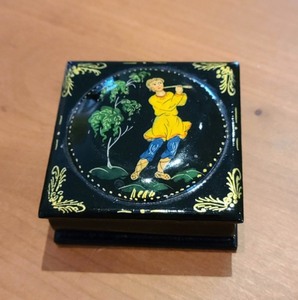 lot 80 image: Two Vintage Trinket Boxes