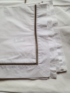 lot 81 image: King Size Pottery Barn Duvet Cover and Pillowcases