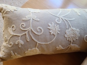 lot 87 image: Decorative Accent Pillows