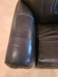 lot 28 image: Henredon Black Leather Chair