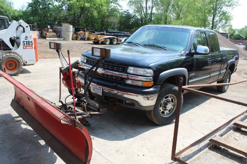 lot 4 image: 2000 Chevrolet 2500 Silverado LT 4 Door Extended Cab Pickup Truck with Plow