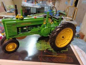 lot 10 image: Precision Classics John Deere B with Original Box 116th Scale