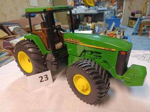 lot 23 image: Ertl John Deere 8210 116th Scale - No Box