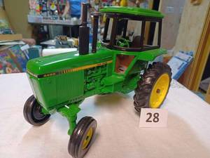 lot 28 image: Ertl John Deere 4450 116th Scale - No Box