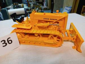 lot 36 image: Ertl John Deere Crawler 116th Scale - No Box