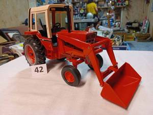 lot 42 image: Ertl International 986 with Cab and Loader 116th Scale - No Box