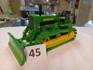lot 45 image: Ertl John Deere 1010 Crawler with Dozer and 3-point 116th Scale - No Box