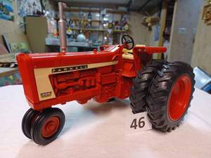 lot 46 image: CNA America Farmall 806 with Duals 116th Scale - No Box