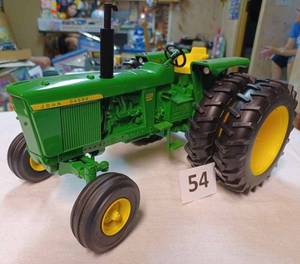 lot 54 image: Ertl John Deere 4520 Diesel with Duals 116th Scale - No Box