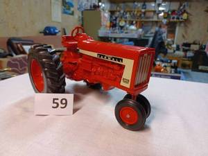 lot 59 image: Scale Models Farmall 806 NF 116th Scale - No Box