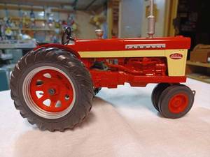 lot 69 image: Ertl Farmall 460, 116th Scale - No Box, 2004 Case Corporation