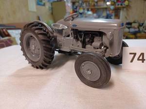 lot 74 image: Scale Models Ferguson with 3-point 116th Scale - No Box