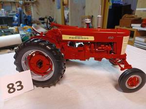 lot 83 image: Farmall 450 Highly Detailed 116th Scale - No Box