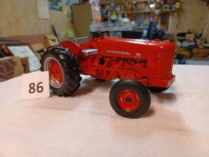 lot 86 image: Ertl International 300 Utility 116th Scale - No Box
