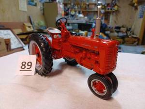 lot 89 image: Ertl Farmall 200, 116th Scale - No Box