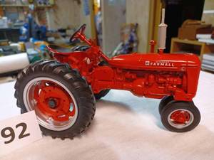 lot 92 image: Ertl Farmall C Collector Edition 1998, 116th Scale - No Box