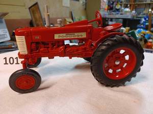 lot 101 image: Ertl Farmall 350, 116th Scale - No Box