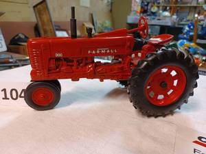 lot 104 image: Ertl Farmall 300, 116th Scale - No Box