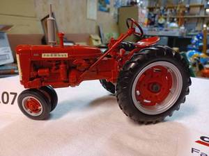 lot 107 image: Ertl Farmall 230, 116th Scale - No Box