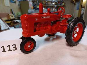lot 113 image: Scale Models Farmall M 116th Scale - No Box