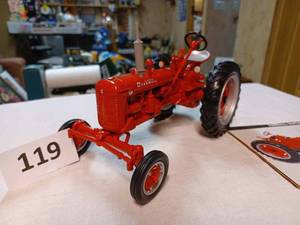 lot 119 image: Ertl Farmall Super C 116th Scale - No Box