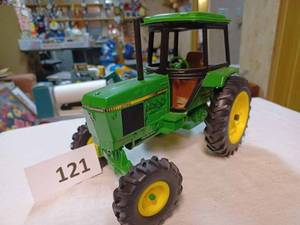 lot 121 image: Ertl John Deere 2755, 116th Scale - No Box