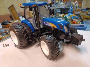 lot 144 image: Ertl New Holland T7060 with Duals - All Plastic - No Box