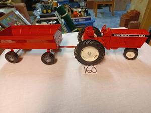 lot 160 image: Scale Models NF Tractor with Ertl Red Wagon 116th Scale - No Boxes
