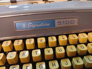 lot 193 image: Vintage Signature 510D Mannual Typewriter