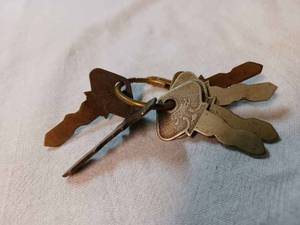 lot 206 image: 6-Mode3l T and Model A Ford Script Ignition Keys and 13 Other Additional Ignition and Trunk Keys