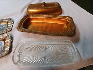 lot 211 image: Three Copper Collectibles Butter Dish with Pressed Glass Dish and 2-Copper Ash Trays of the Alamo Under Six Flags