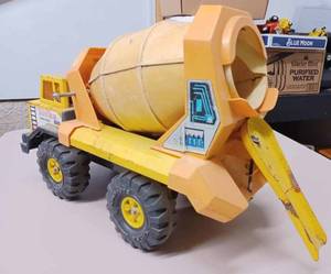 lot 248 image: Tonka Cement Mixer Truck with Metal Chute Sandbox Toy