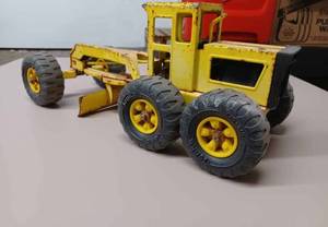 lot 250 image: Tonka Grader Sandbox Toy (Plastic Grille at the Back of the Grader is broken off)
