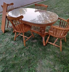 lot 256 image: Oval Diningroom Table with Glass Top, an Extra Leaf, 2-Captains Chairs and 2-Side Chairs