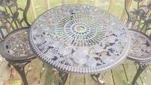lot 423 image: Cast Aluminum Patio Table and Chair Set
