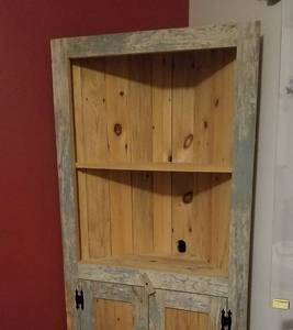 lot 424 image: Rustic Farmhouse Pine Corner Cabinet