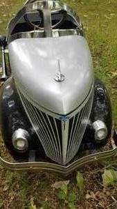 lot 101 image: Ford Retro Style Pedal Car