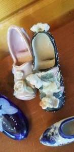 lot 89 image: Collection of 6 Glass Shoes  Fenton