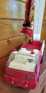 lot 215 image: Tonka Hook and Ladder Fire Truck Toy