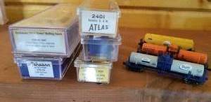 lot 405 image: Collection of 8 N Scale Trains  Bachmann  Athearns  Atlas and Kato