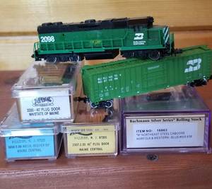 lot 406 image: N Scale Burlington Northern Engine  5 Train Cars