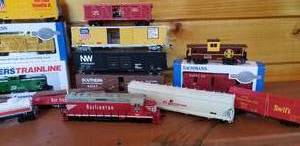 lot 408 image: N Scale Burlington Northern Engine  16 Train Cars