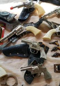 lot 109 image: Vintage Toy Cap Guns  Tootsie, Star, Daisy