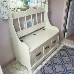 lot 601 image: Charming Country Entry Bench