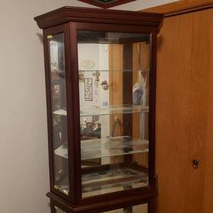 lot 603 image: Chic Mahogany Curio Cabinet