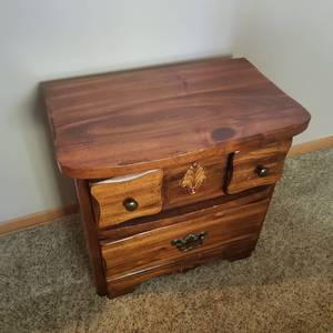lot 604 image: Traditional Oak Nightstand