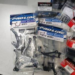 lot 370 image: RC Traxxas Body and suspension components