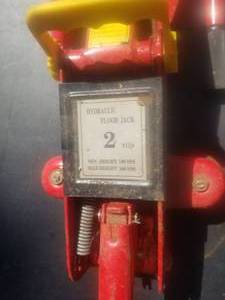 lot 487 image: 2 Ton Hydraulic Floor Jack